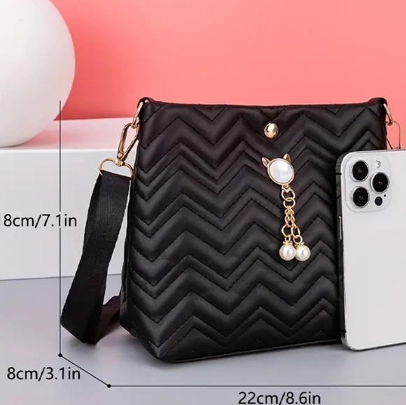 NWT Butterfly Quilted Crossbody Bag - Picture 4 of 4